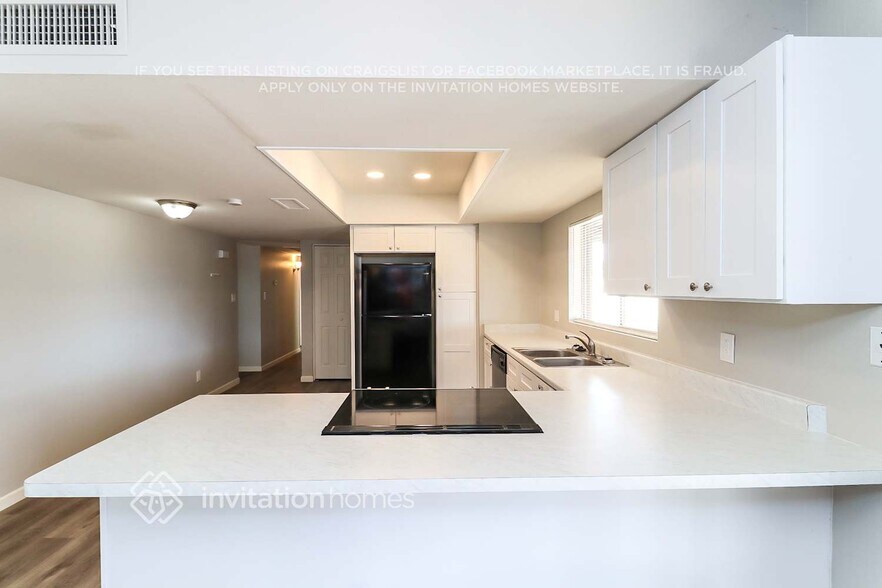 Building Photo - 4221 W Paradise Dr