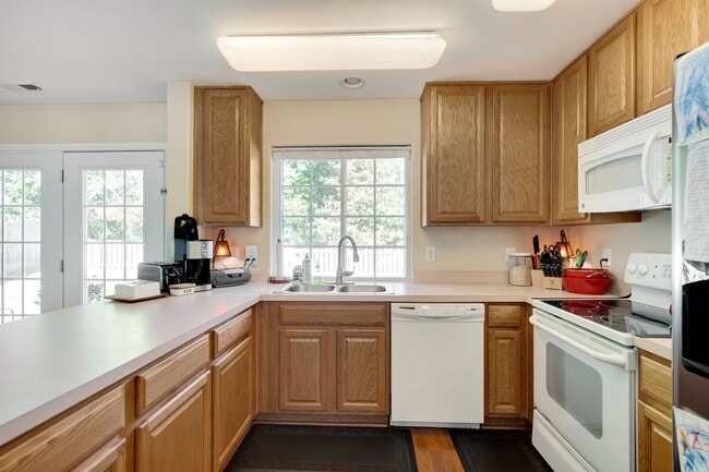 Building Photo - 3 bedroom home with large, fenced backyard convenient to RTP!