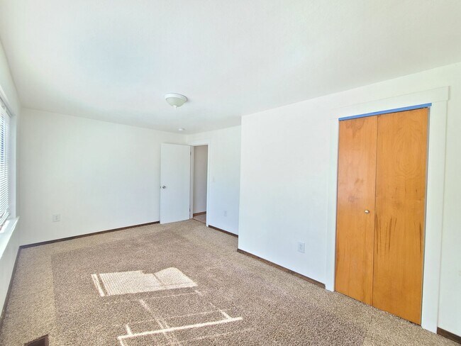 Building Photo - $2,200- 4 Bed / 2 Bath House on an Almost ...