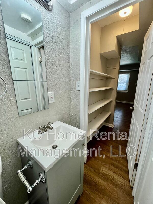 Building Photo - 4042 Paseo Blvd