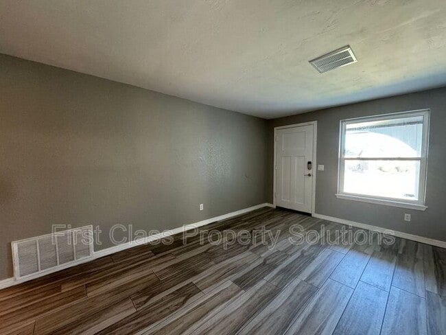 Building Photo - 3524 Hillside Dr