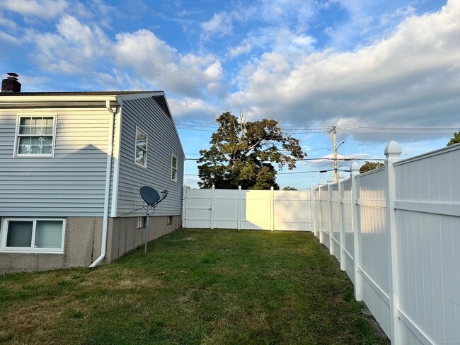 Building Photo - 484 Meriden Ave