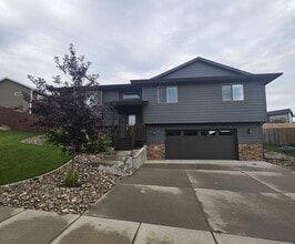 Building Photo - 3 BED | 2.5 BATH | SPLIT-FOYER HOME | DOUB...