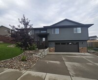 Building Photo - 3 BED | 2.5 BATH | SPLIT-FOYER HOME | DOUB...
