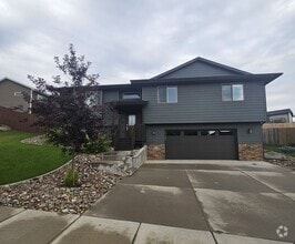 Building Photo - 3 BED | 2.5 BATH | SPLIT-FOYER HOME | DOUB...