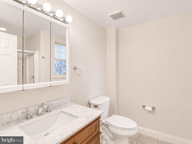 Building Photo - 2542 W Girard Ave