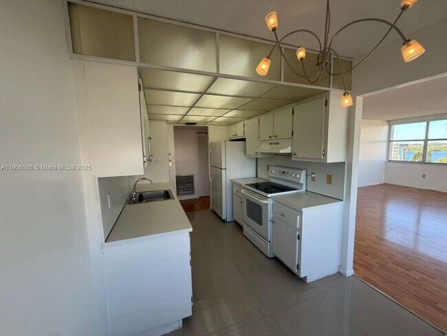 Building Photo - 1200 NE Miami Gardens Dr