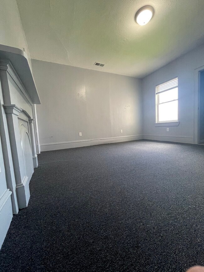Building Photo - 916 Swann St