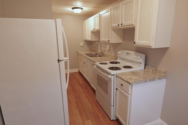 Building Photo - 12544 Fairview Ave