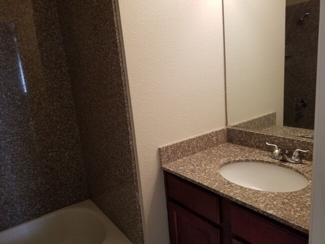Building Photo - Beautiful 2 bedroom condo for Rent