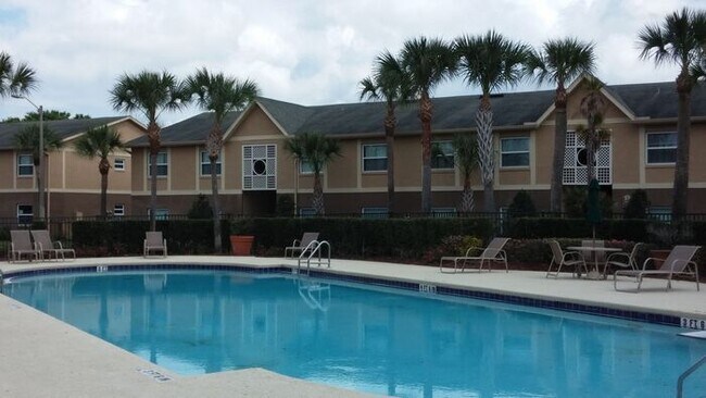 Building Photo - Beautiful 2/2 Condo with Full Lawn Care Included Located in Hawthorne Village – Orlando!