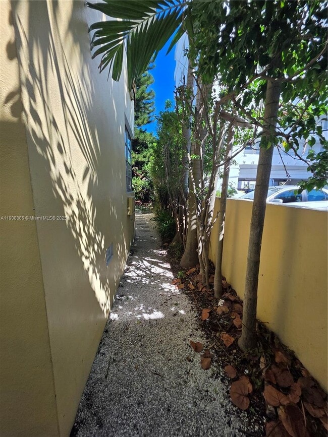 Building Photo - 8024 Harding Ave