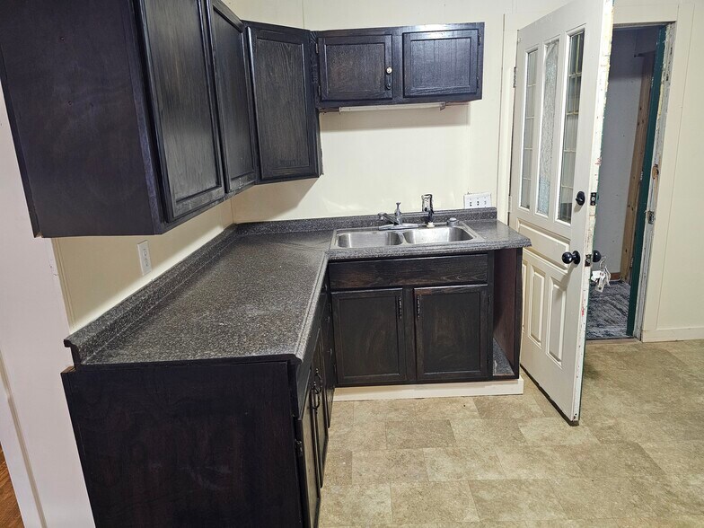 Kitchen - 613 Poplar St