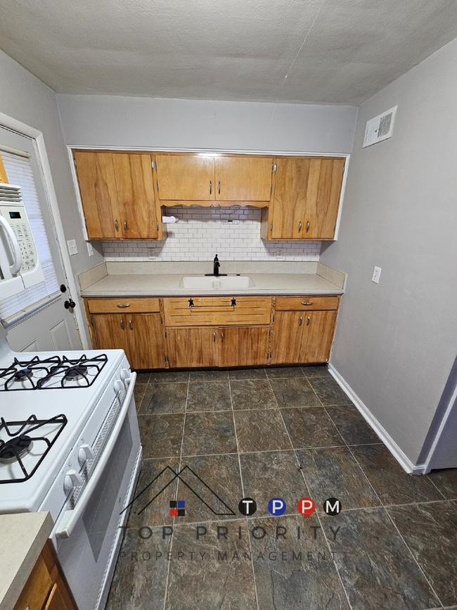 Building Photo - 2 Bedroom | 1 Bathroom Single-Family Home ...