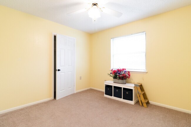 Building Photo - Charming 3 bedroom 2 bath home available soon!!