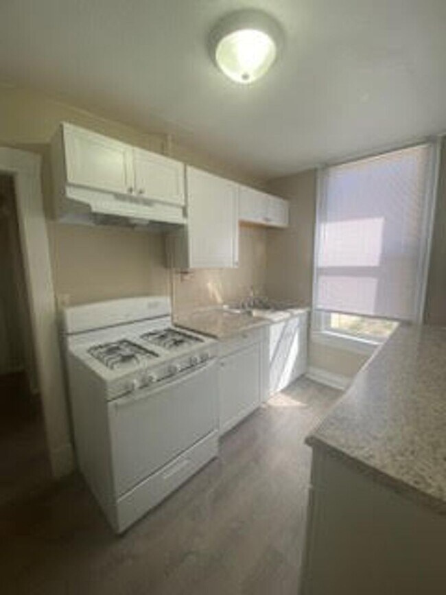 Building Photo - Newly updated 1 bedroom + office