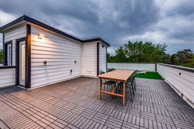 Building Photo - Stunning 3BR  3.5 Bath Townhome in Dallas