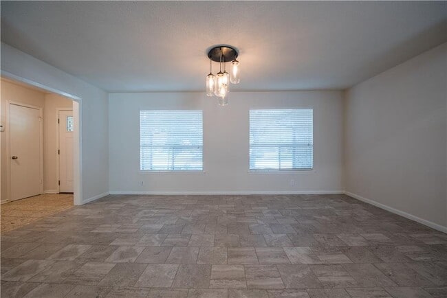 Building Photo - 2902 Silverleaf Dr