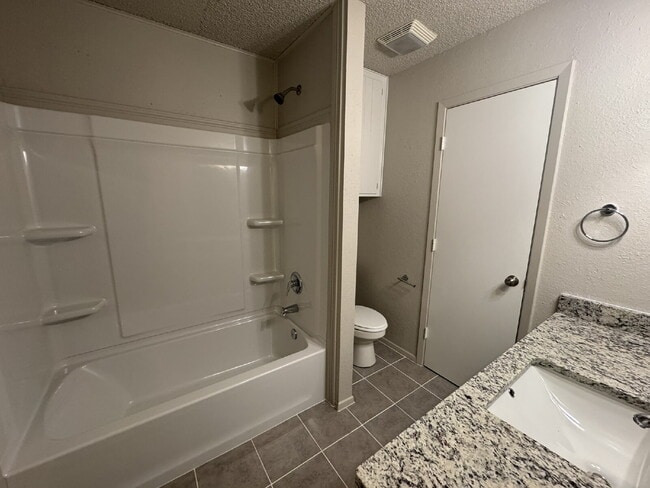 Building Photo - Two bedroom 1 bath with great space on qui...