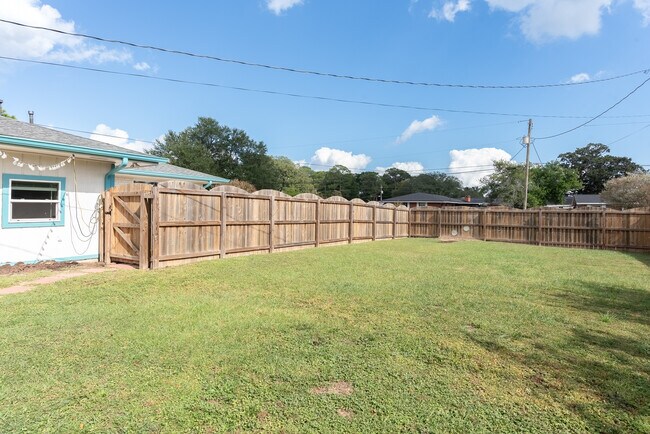 Building Photo - 3995 Tom Ln Dr