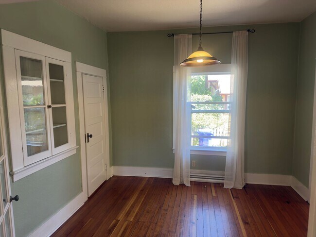 Building Photo - Bright and Spacious