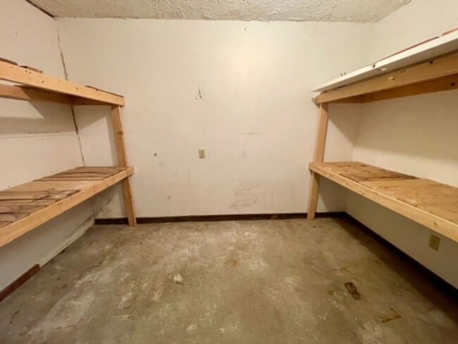 Building Photo - 3839 N Stewart Ave