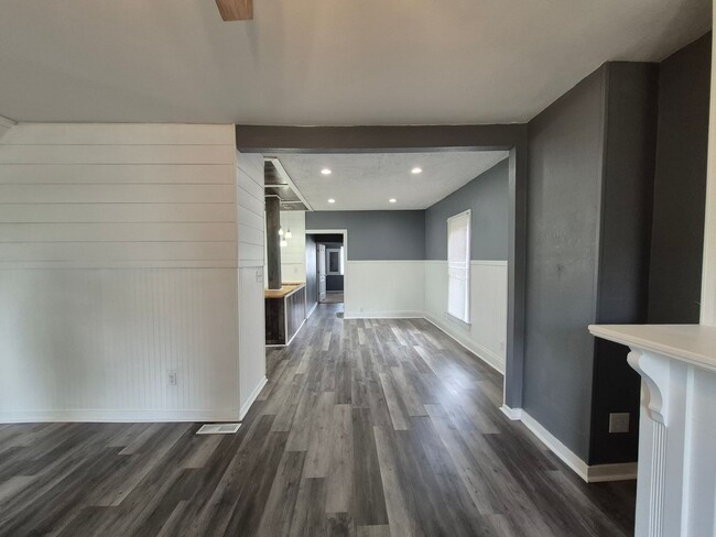 Building Photo - Get this adorable 3-bedroom 2 full bath ho...
