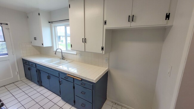 Building Photo - 3 Bed 2 Bath House Available Now!