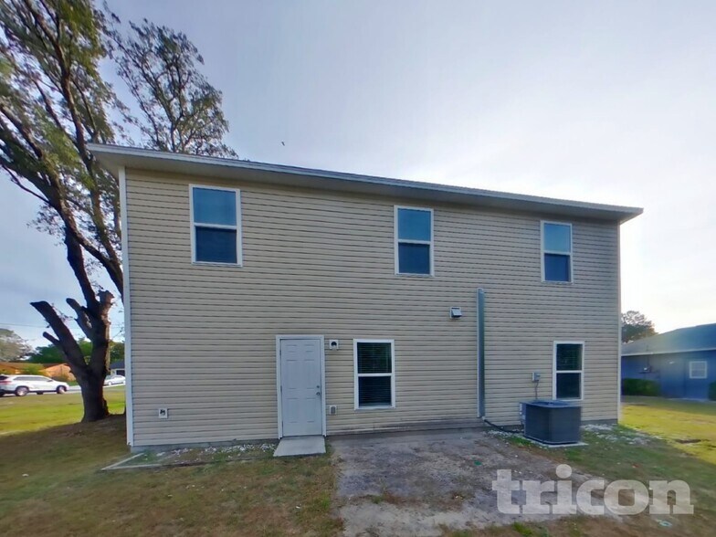 Building Photo - 2425 Lake Forest Ave