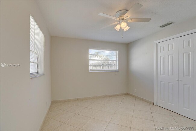 Building Photo - 4961 SW 17th St