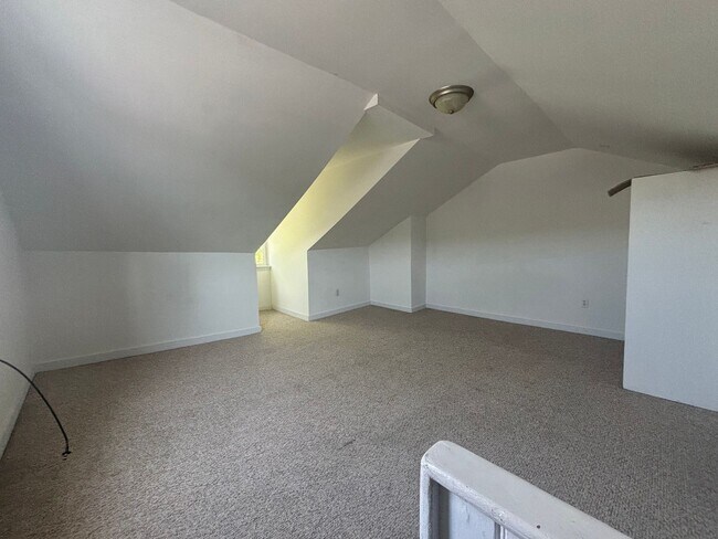 Building Photo - 3 Bedroom, 1 Bathroom Single Family Home (...