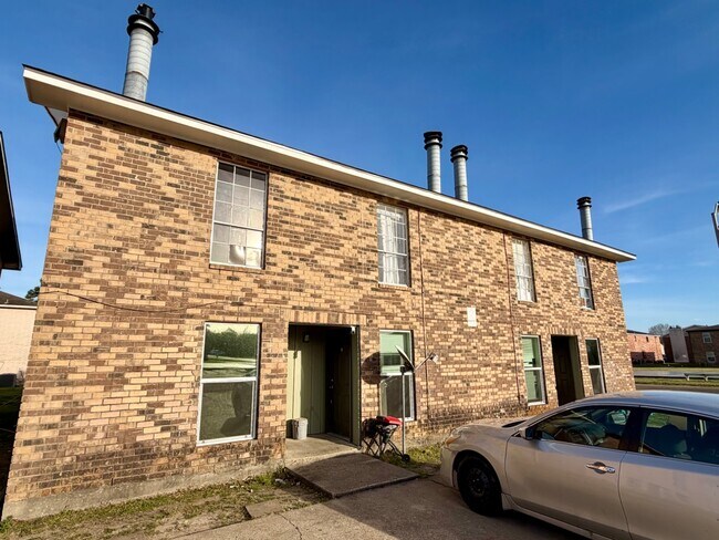 Building Photo - 105 Windward St