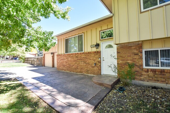 Building Photo - 4925 Hackamore Dr N