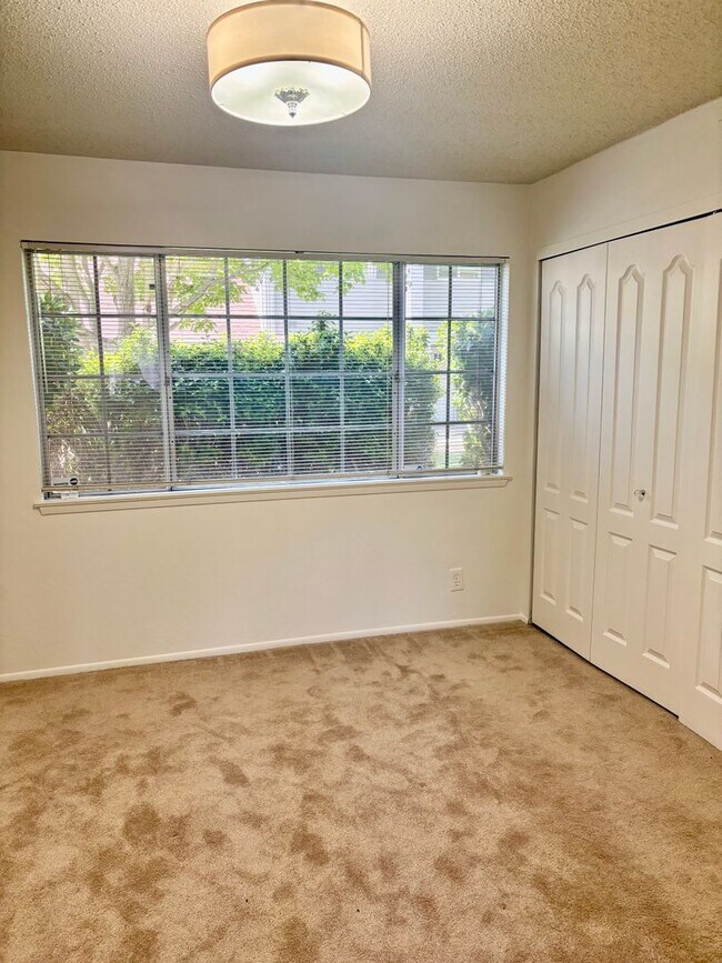 Building Photo - Bright & Airy 3-Bedroom Condo in Prime Moraga Location!