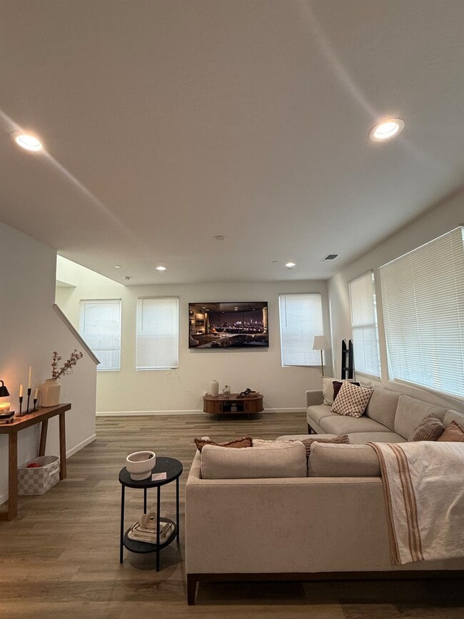 Building Photo - 761 S Kandarian Ave