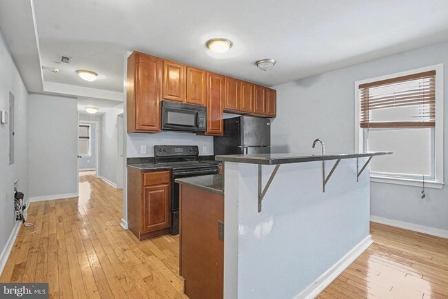 Building Photo - 1515 W Oxford St