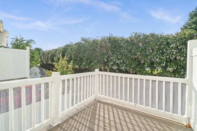 Building Photo - Newly remodeled townhome