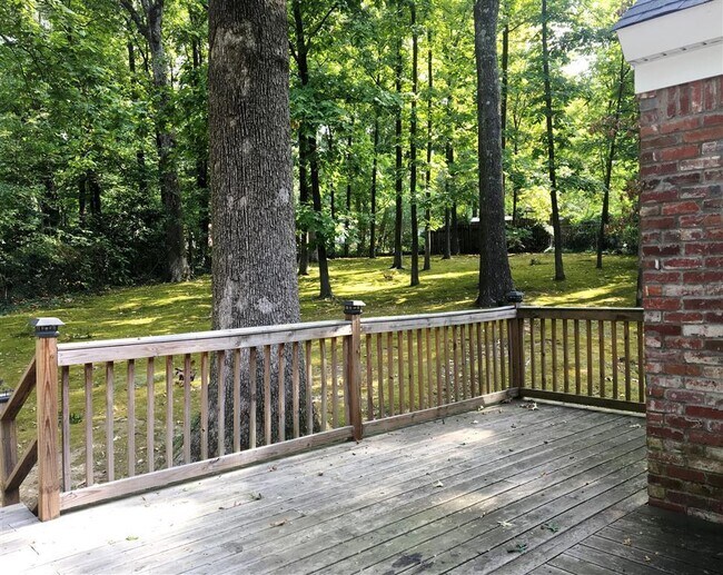 Building Photo - 3BR/2BA Gorgeous East Memphis Home. Gate Entry Driveway and ALL Lawn Maintenance is included! Pet...