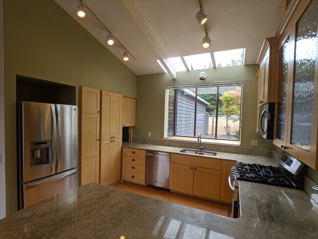 Building Photo - 3 bed 3 bath on 4.8 acres w/ beautiful wat...