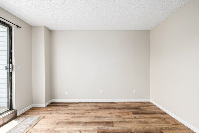 Building Photo - "Cozy 1-Bedroom Condo Retreat in Prime Tho...