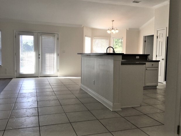 Building Photo - 121 Nottingham Dr E