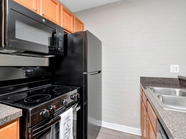 Building Photo - Updated Ground Floor 1BR - Move in Incenti...