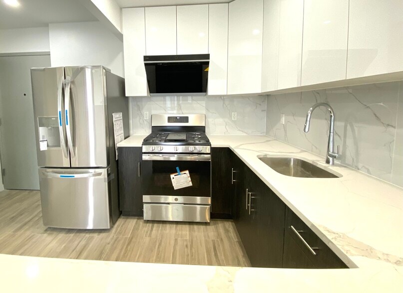 Building Photo - 7065 Queens Blvd
