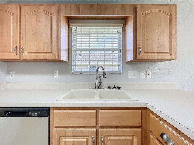 Building Photo - 2 Bedroom, 2 Bath | Lake Community | Dock & Boat Ramp Access