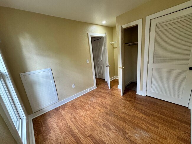 Building Photo - 1565 Jermain Dr