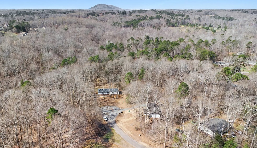 Building Photo - 5050 Park Creek Dr