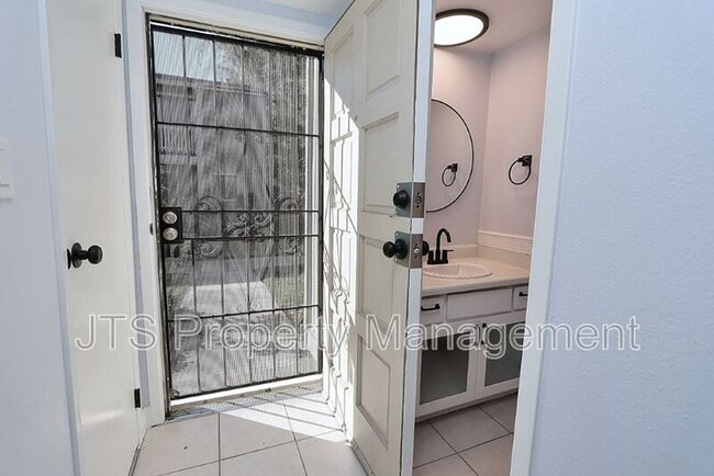 Building Photo - 45 Derow Ct