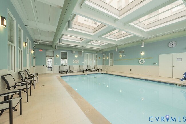 Building Photo - 230 N 6th St S