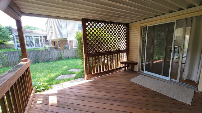 Building Photo - Stunning 4 Bedroom 2.5 Bathroom 3-Level Ho...