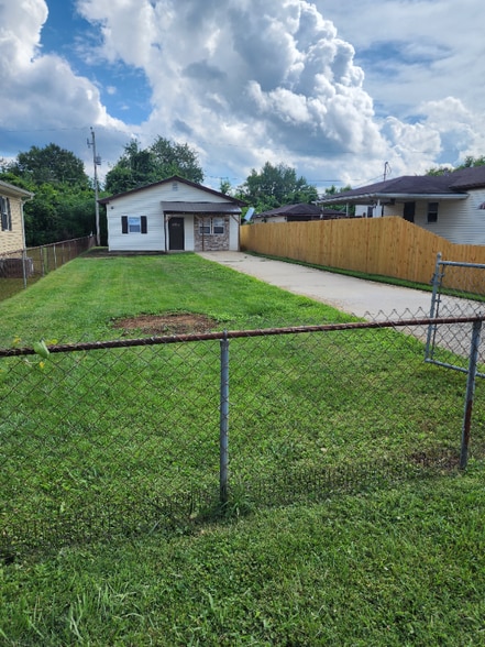 Building Photo - 34 Davis St W